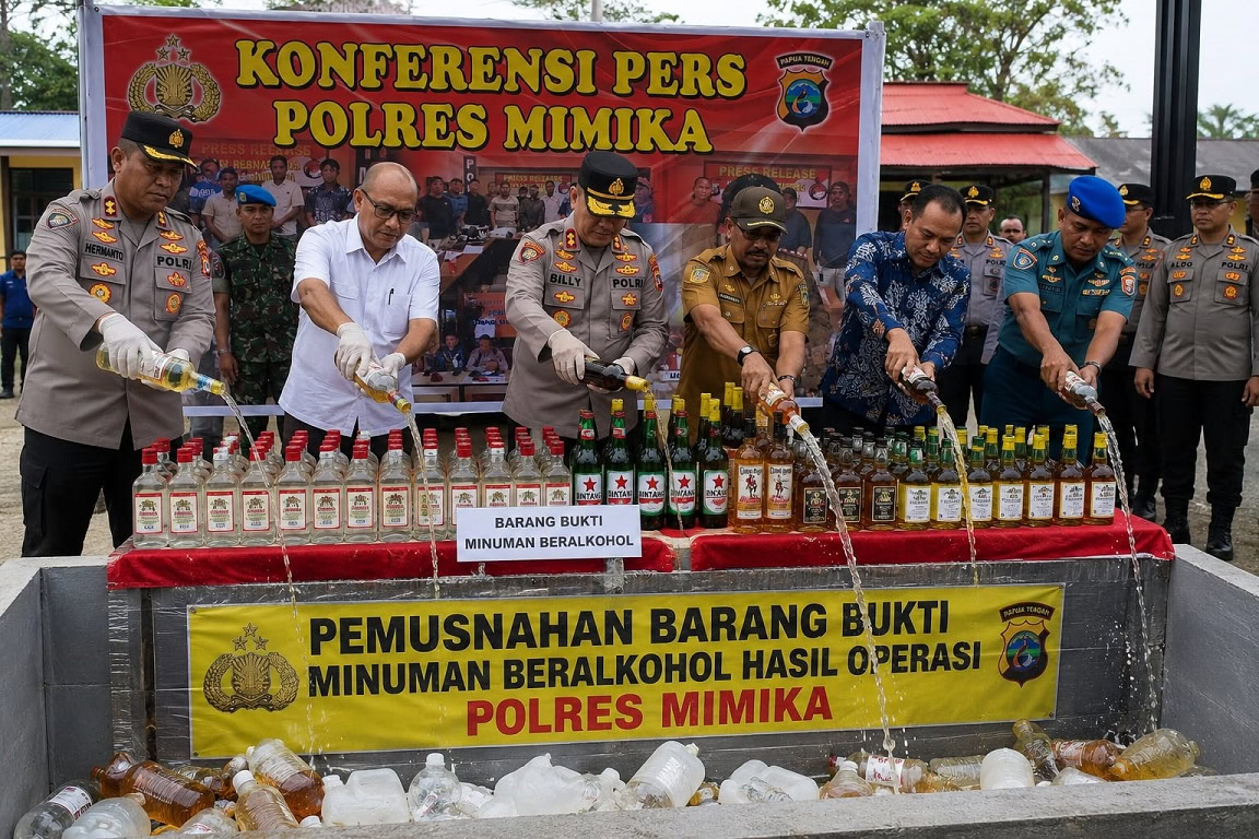 Polres Mimika Gempur Peredaran Miras, 2.111 Liter Sopi dan 1.078 Botol Dimusnahkan