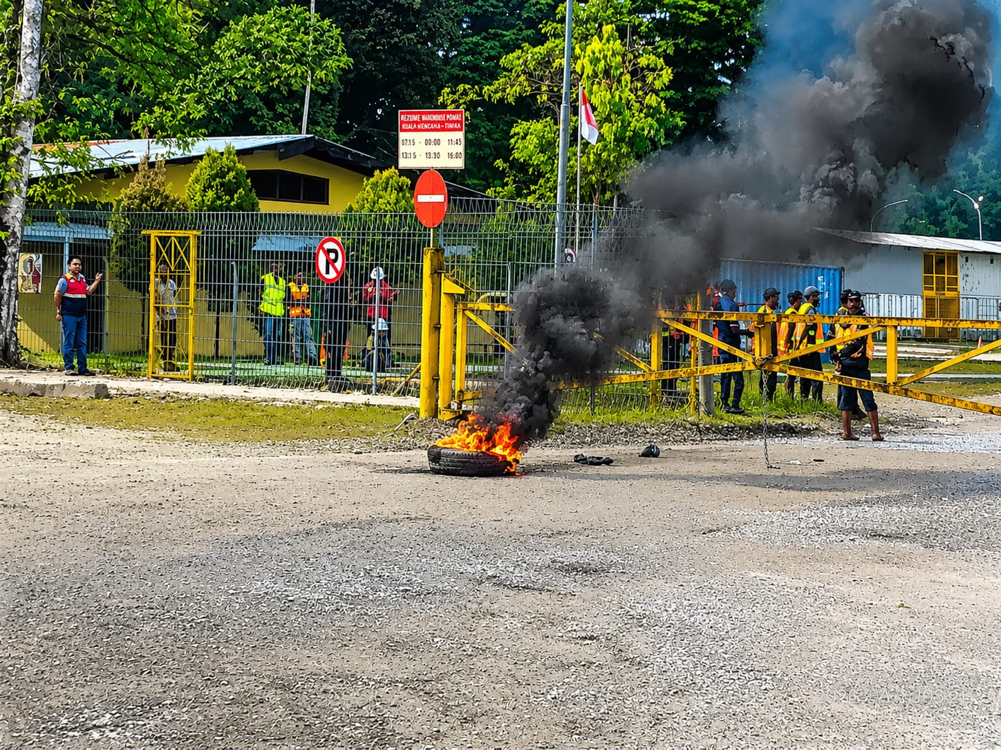Demo Peternak Broiler di Area Freeport Diwarnai Aksi Bakar Ban, Wartawan Dihadang Security