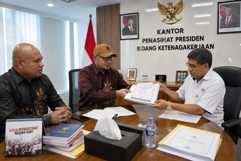 Tim 10 Pekerja PTFI Serahkan Dokumen Legalitas Mogok Kerja dan Tuntutan kepada Penasihat Presiden Bidang Ketenagakerjaan