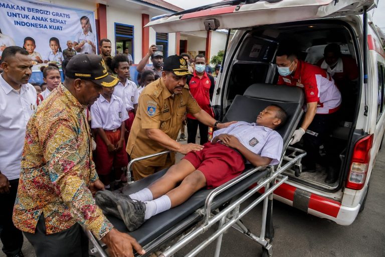 80 Siswa Diduga Keracunan Makan Bergizi Gratis di Jayapura, Bupati Turun Langsung Evakuasi Korban