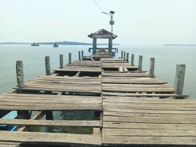 Jembatan Rusak Sejak 2025, Warga Koloray Terjatuh dan Luka di Kedua Lutut Serta Wajah