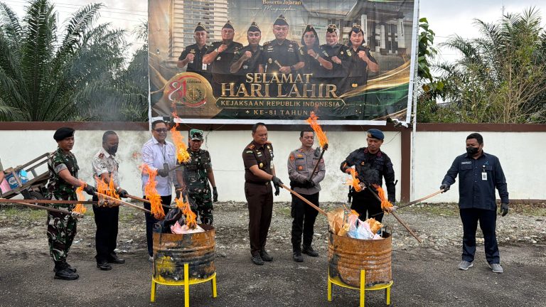  Kejaksaan Negeri Mimika Musnahkan 200 Barang Bukti dari 19 Perkara Tindak Pidana